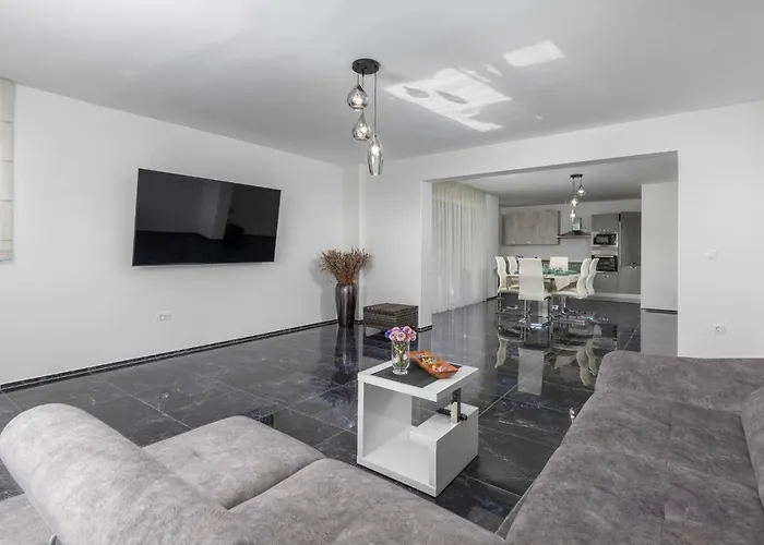 2 Bedroom Beautiful In Appartamento